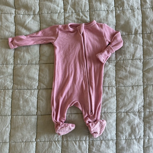 Angel dear newborn zipper pajamas in dusty rose like new condition - Picture 2 of 4